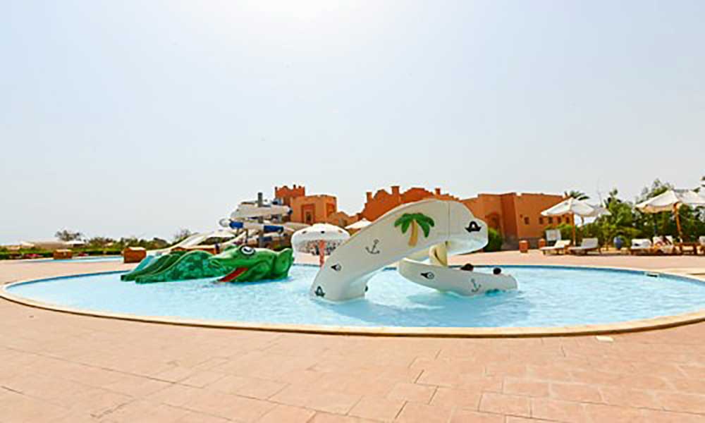 Piscina per bambini del Villaggio Mar Rosso con scivoli a forma di animali e ombrelloni.
