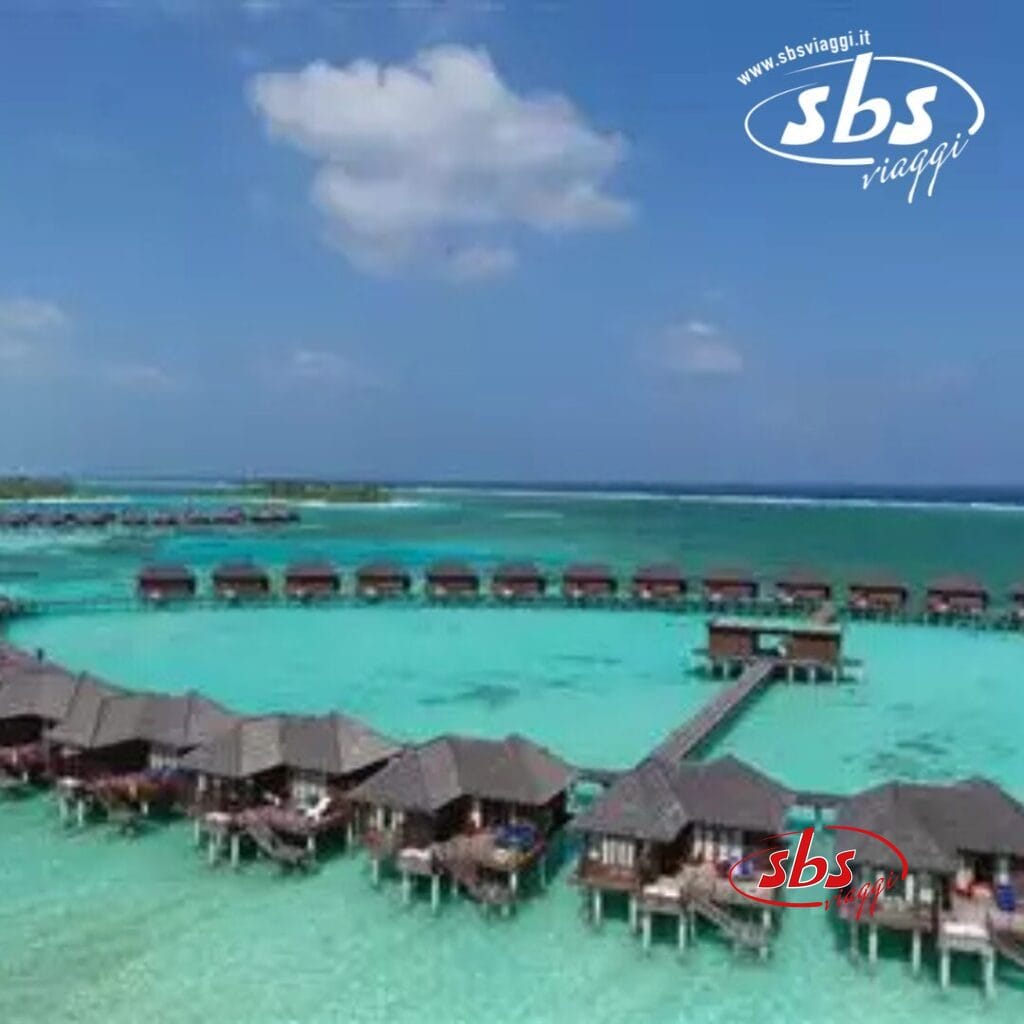 Vista aerea dei bungalow sull'acqua turchese sotto un cielo azzurro, con la bozza automatica che mette in risalto la perfetta armonia della natura.