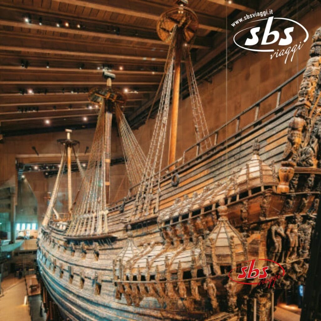 La nave di legno, che ricorda quelle di una crociera sul Baltico, è splendidamente esposta in un ambiente museale al coperto. Mette in risalto intagli intricati e corde con luci soffuse dall'alto, evocando il fascino marittimo di porti come Stoccolma ed Helsinki.