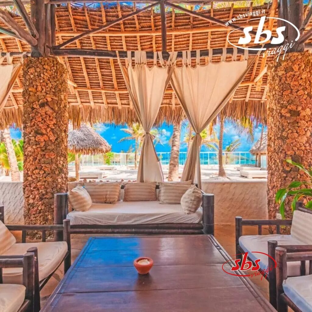 Il Barracuda Inn offre un lounge tropicale sulla spiaggia con mobili in vimini, cuscini bianchi e tende svolazzanti. Le palme ondeggiano dolcemente mentre l'oceano abbellisce lo sfondo di questo idilliaco Beach Resort.