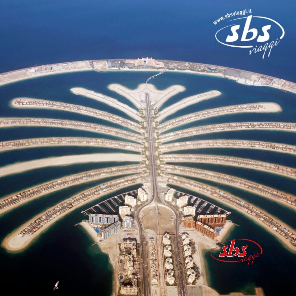 Vista aerea di Palm Jumeirah, l'iconica isola artificiale di Dubai a forma di palma, splendidamente adagiata nell'abbraccio delle vivaci acque blu dell'oceano.