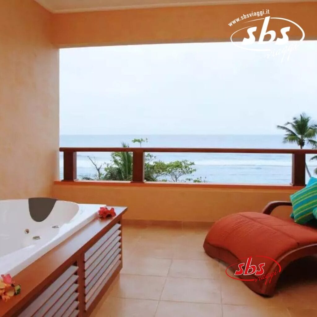 Provate il lussuoso balcone dell'Hilton Allamanda Resort, dove la vista sull'oceano è completata da una rilassante jacuzzi e da una poltrona decorata con un cuscino colorato. Abbandonatevi alla serenità mentre vi godete l'accesso alla nostra spa di prima classe per il massimo ringiovanimento.