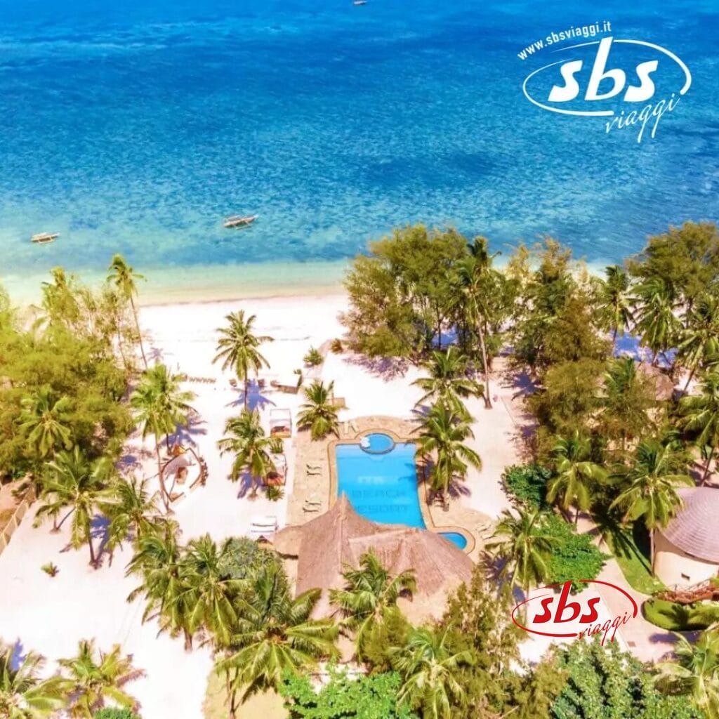 Vista aerea di Kae Beach, un paradiso tropicale con una lussuosa piscina al Club Coralia, circondata da palme ondeggianti e con vista sull'oceano azzurro.