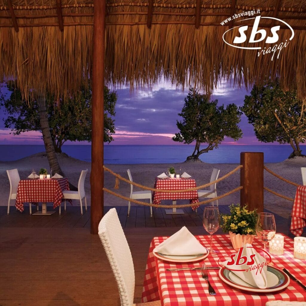 L'accogliente ristorante sulla spiaggia del Seaclub, con tanto di tovaglie a quadri rossi e tetto di paglia, è un luogo idilliaco per cenare al tramonto a Dominicus La Romana. La vista sull'oceano e le palme esaltano l'atmosfera serena, rendendolo una vera destinazione da sogno.