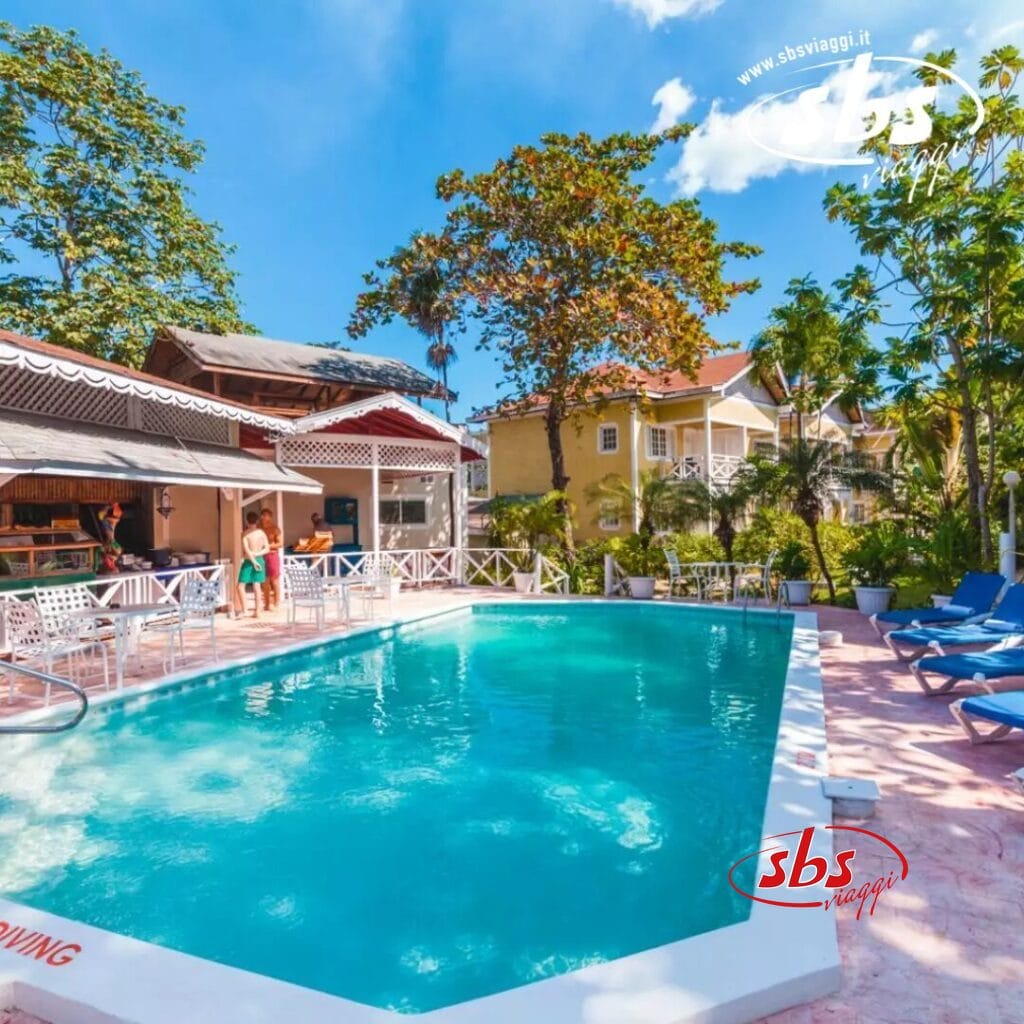 Al Merril's Beach Resort, potrete godervi la piscina all'aperto circondata da sedie a sdraio e alberi tropicali, mentre alcuni ospiti sorseggiano un drink al bar a bordo piscina.