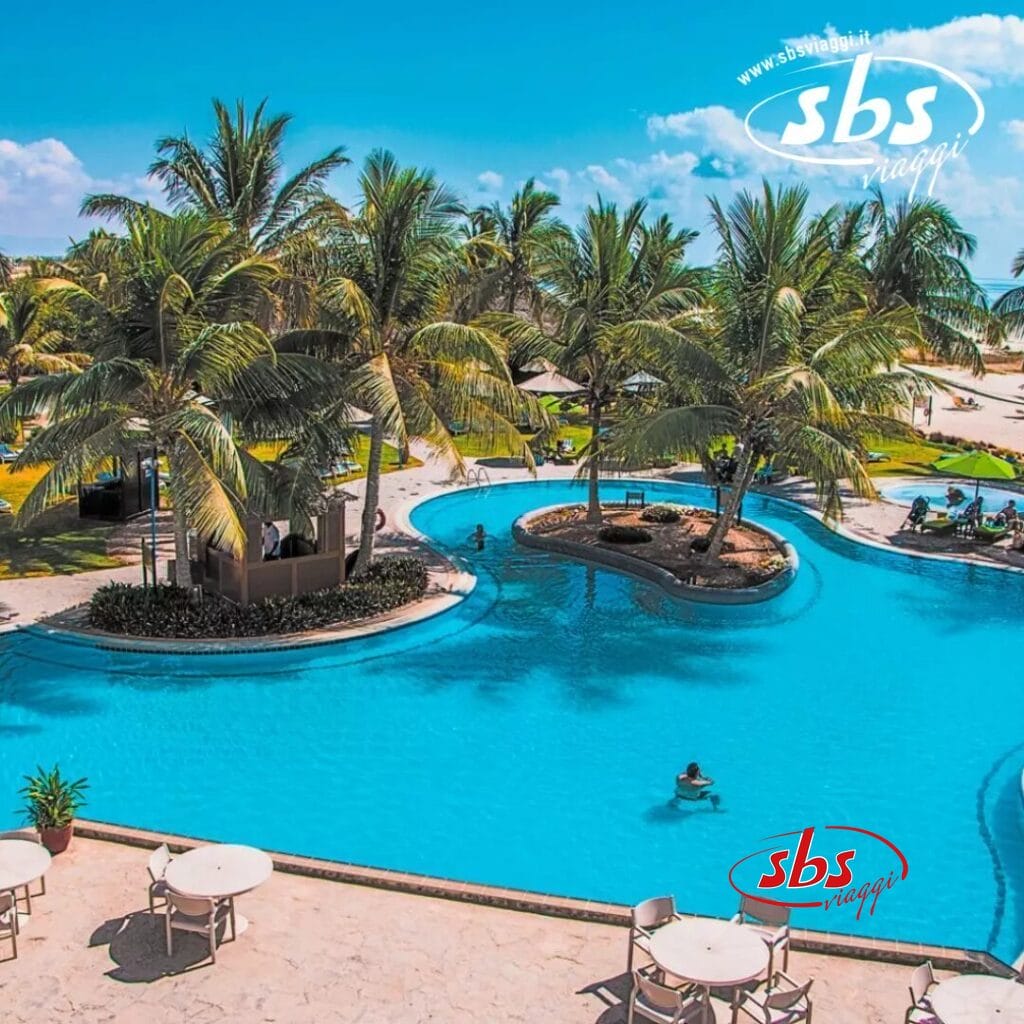 Il resort Hilton Salalah vanta una grande piscina in stile laguna circondata da palme ondeggianti, dove gli ospiti possono nuotare e rilassarsi in paradiso.