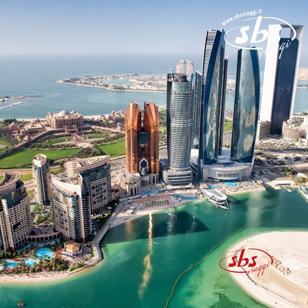 Una vista aerea dello skyline di Abu Dhabi rivela le meraviglie dei moderni grattacieli lungo la costa, circondati da acque scintillanti e paesaggi verdeggianti.