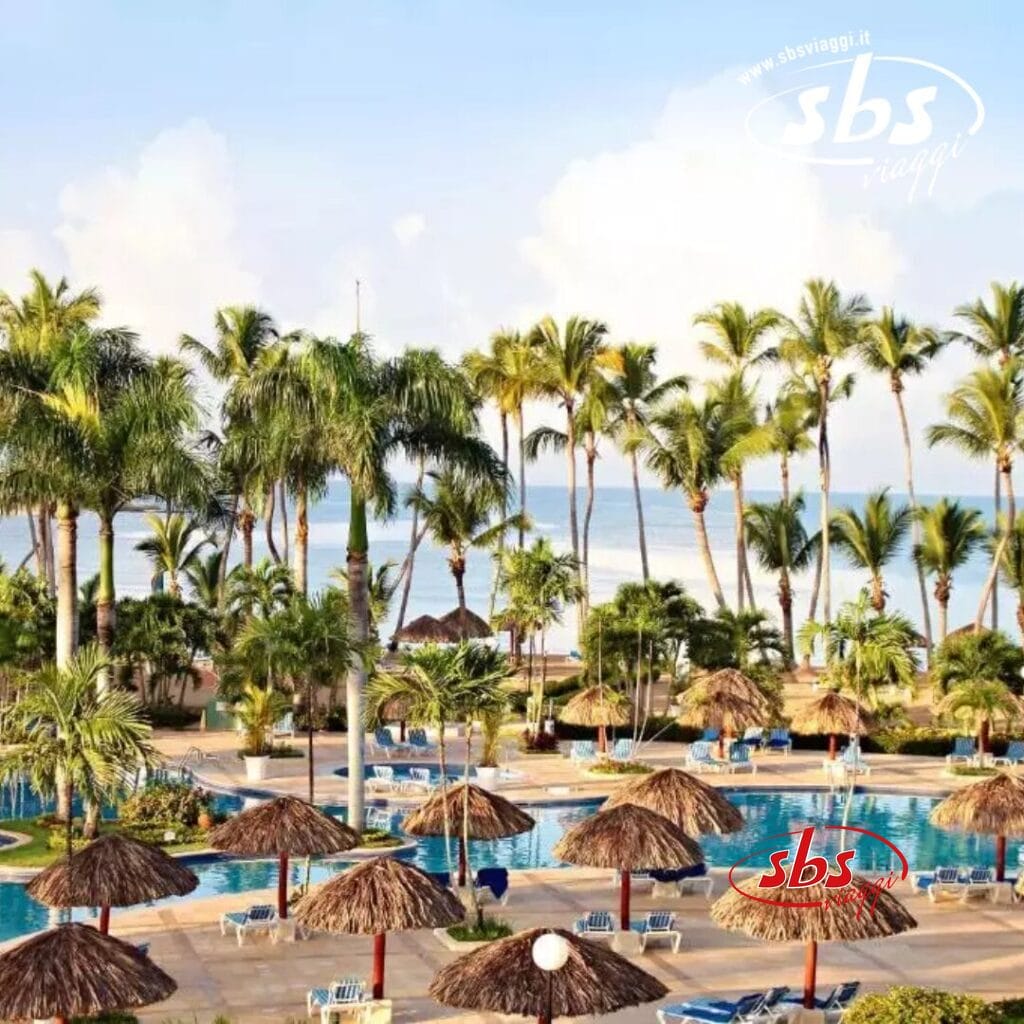 Grand La Romana offre un paradiso tropicale con palme, numerose piscine e incantevoli ombrelloni di paglia con vista sulla spiaggia incontaminata e sull'oceano. Scoprite il perfetto mix di relax e lusso in questa straordinaria destinazione a La Romana.