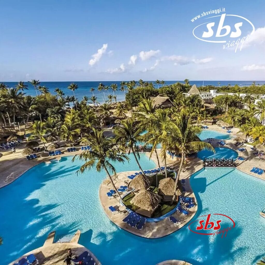 Sunscape Dominicus offre un'esperienza da resort tropicale con una grande piscina circondata da palme e sedie a sdraio, a pochi passi dalla spiaggia. Godetevi il cielo azzurro cristallino in questa invitante fuga.