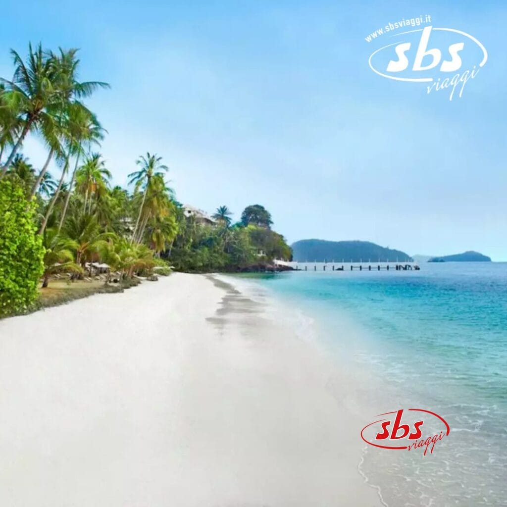 Spiaggia tropicale con sabbia bianca, acqua azzurra e palme sotto un cielo luminoso, che mostra il fascino di un resort sulla spiaggia thailandese. Logo 