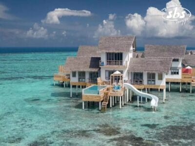 Cora Cora Maldives offre una villa sull'acqua su palafitte, con tetto di paglia, piscina privata e scivolo. Immersa nelle limpide acque turchesi dell'oceano sotto un cielo parzialmente nuvoloso, è la fuga paradisiaca per eccellenza.