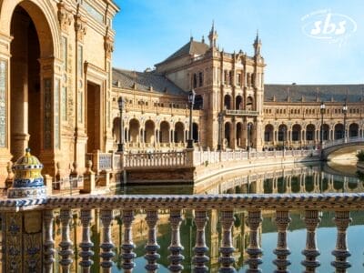 Sotto il cielo azzurro e terso dell'Andalusia, Plaza de España a Siviglia mette in mostra la sua classica architettura ornata con un canale e balaustre in ceramica dettagliate che ornano il primo piano. Perfetta per un tour tranquillo, ogni elemento racconta una storia di eleganza e storia.