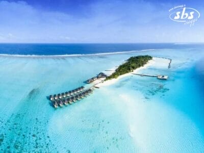 La vista aerea di Summer Island mette in risalto i bungalow sull'acqua, la vegetazione lussureggiante e le acque turchesi e cristalline dell'oceano circostante.