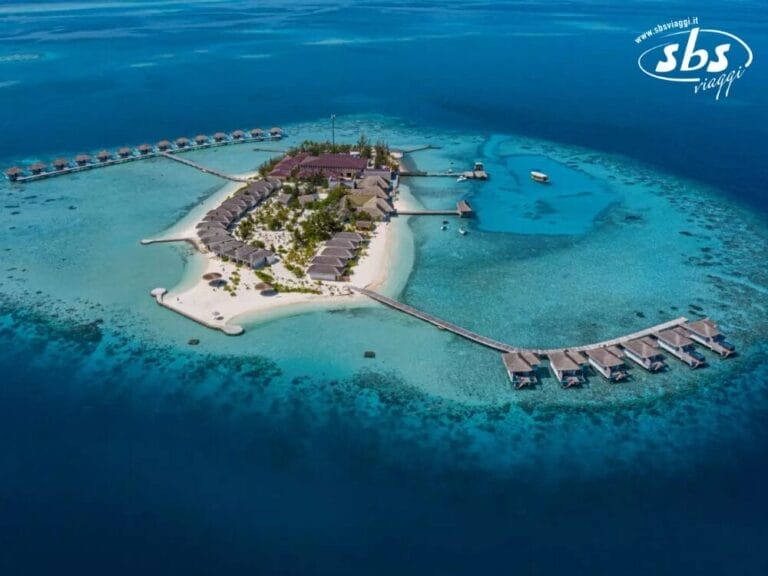 Bozza automatica offre una vista aerea impareggiabile di un resort sull'isola con bungalow sull'acqua, il tutto circondato da acque cristalline.