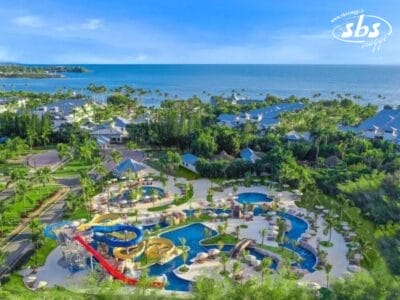 Vista aerea dell'Hilton La Romana, un resort per famiglie che vanta un parco acquatico con numerosi scivoli e piscine, immerso nel verde e con vista sull'oceano.