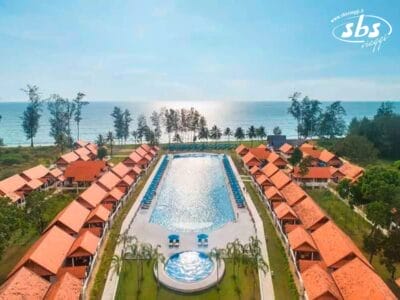 Da una visuale aerea, il resort sul mare si dispiega con i suoi graziosi bungalow dal tetto arancione e una magnifica piscina centrale, sullo sfondo dell'infinito blu dell'oceano. Sembra di vivere una bozza automatica, una bozza di paradiso delicatamente abbozzata dall'alto.