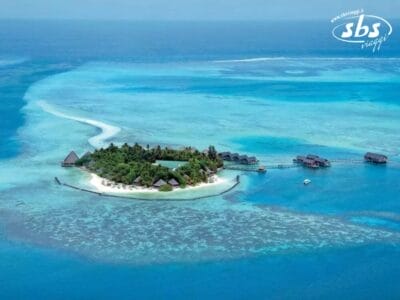 Una vista aerea del Veraclub Gangehi Island Resort rivela un'isola tropicale paradisiaca circondata da acque turchesi e bungalow sull'acqua, con una spa tranquilla per migliorare la tua esperienza di relax.