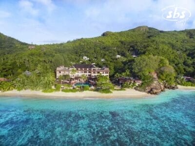 Vista aerea dell'Hilton Allamanda Resort, un paradiso sulla spiaggia che offre un'esperienza spa tranquilla, tra una vegetazione lussureggiante e acque turchesi.