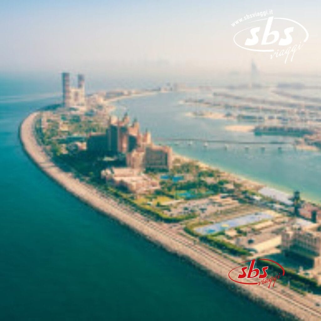 Vista aerea di Palm Jumeirah a Dubai, che mette in mostra hotel di lusso ed edifici residenziali sullo sfondo della splendida costa desertica.