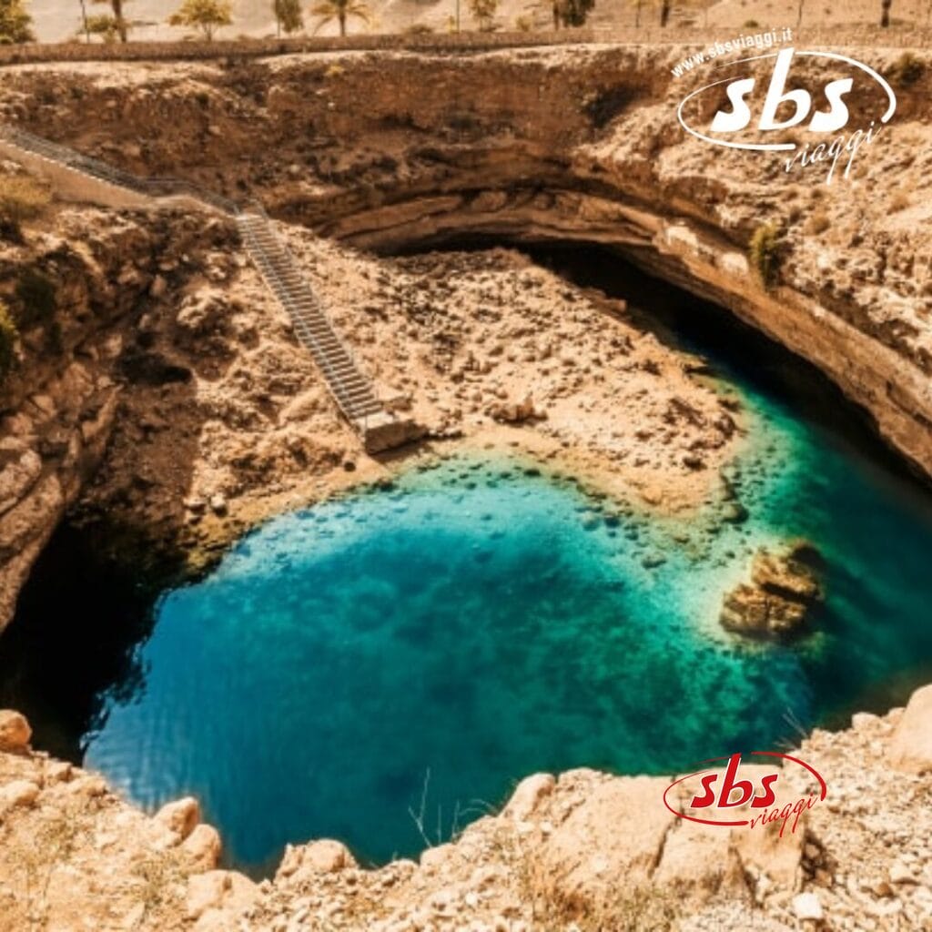 Scopri una dolina naturale in Oman, con acque azzurre e cristalline e un ambiente roccioso, accessibile tramite una scalinata.