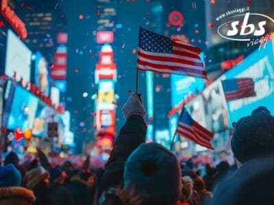 Una folla a Times Square, New York, festeggia con bandiere americane tra luci colorate e coriandoli. I cartelloni pubblicitari del Xmas City Express aggiungono un tocco festoso allo sfondo di questa iconica scena degli USA.