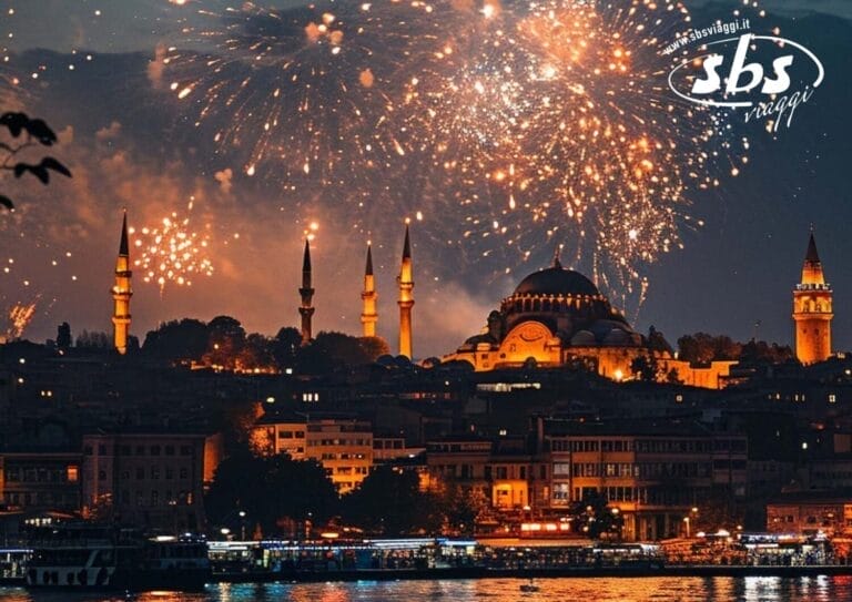 I fuochi d'artificio illuminano il cielo notturno sopra un paesaggio urbano con una moschea e minareti splendidamente illuminati, i cui colori si riflettono sull'acqua sottostante in una scena che potrebbe fungere da bozza automatica per immagini mozzafiato.