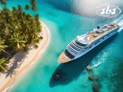 La MSC Seaside naviga con eleganza vicino a un'isola tropicale, tra palme che ondeggiano e acque turchesi e cristalline.