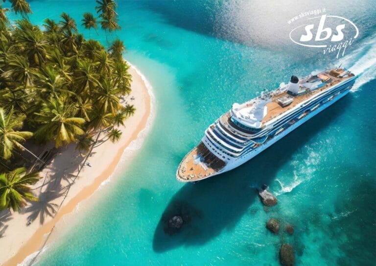 La MSC Seaside naviga con eleganza vicino a un'isola tropicale, tra palme che ondeggiano e acque turchesi e cristalline.