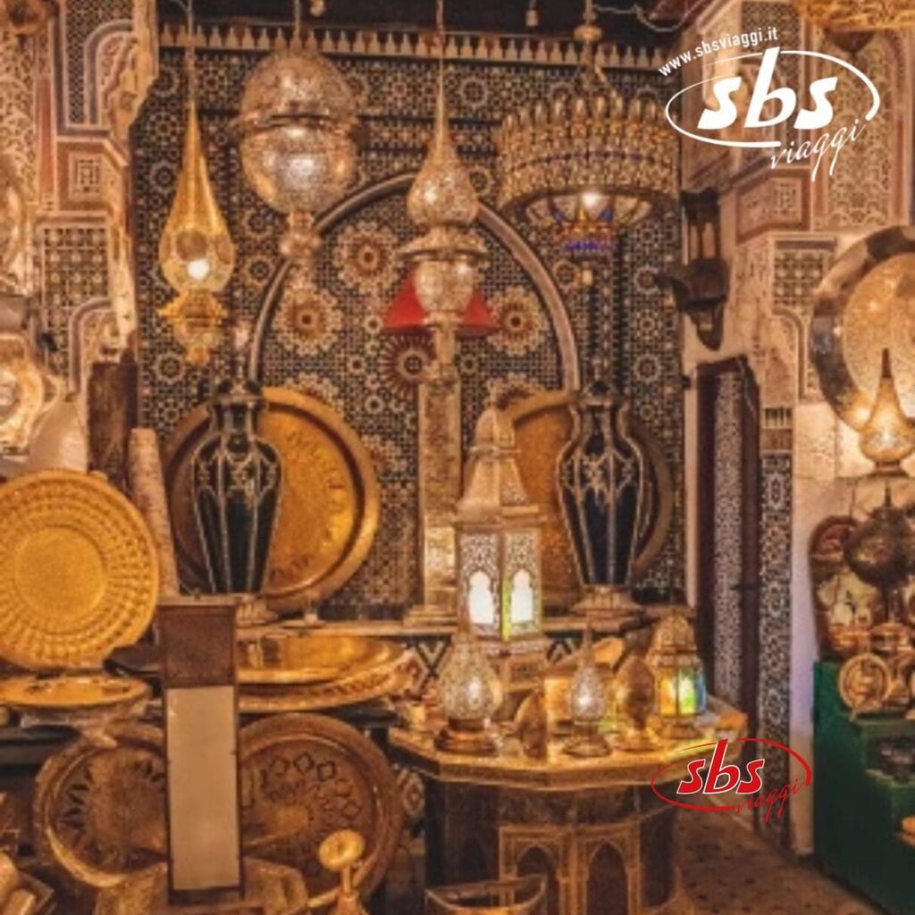 Un negozio con elaborate decorazioni e lanterne marocchine, che ricorda una pittoresca Kasbah, con piatti dorati decorati e pareti a mosaico.