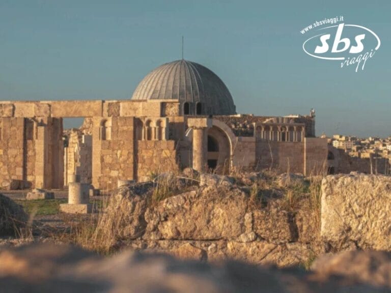 Sotto il cielo terso e azzurro, le rovine in pietra di questo sito storico si ergono maestose dal deserto della Giordania. Una grande struttura a cupola si erge a testimonianza del suo passato magico, sussurrando segreti di tempi antichi.