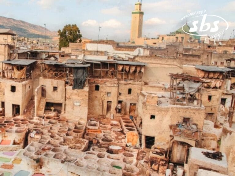 Scopri la storica conceria di pelle in Marocco, con fosse di tintura circolari ed edifici rustici sotto un cielo limpido. Unisciti a noi per il Gran Tour del Marocco come parte del Programma 2024 per un'esperienza indimenticabile.