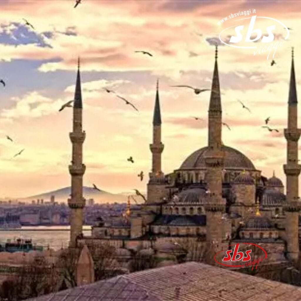 Al tramonto, la vista esterna della Moschea Blu di Istanbul è davvero ipnotizzante, con i gabbiani che volano con grazia nel cielo: un inizio perfetto per un minitour alla scoperta della ricca storia e cultura della Turchia.