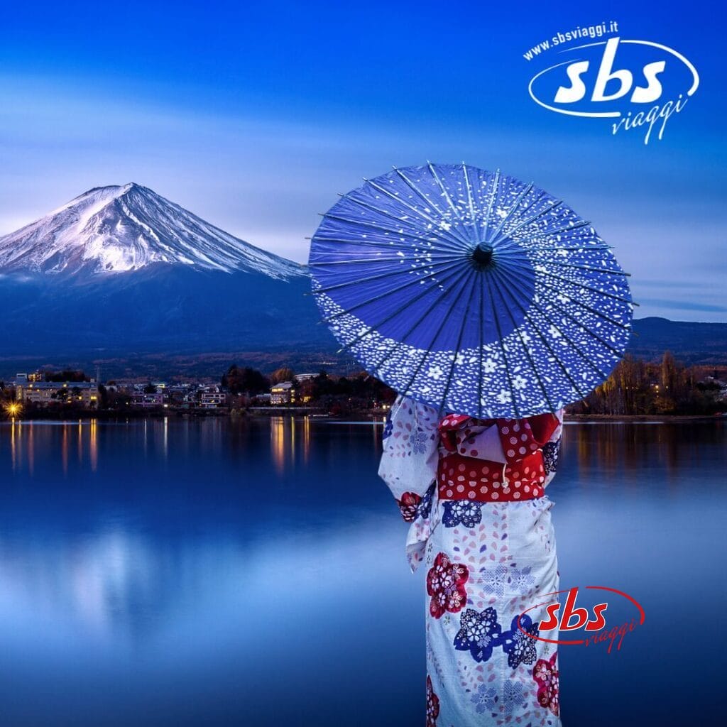 Al tramonto, una persona in kimono regge con grazia un ombrello blu, di fronte alle acque tranquille del lago con il maestoso Monte Fuji sullo sfondo: una scena serena che si dispiega come una bozza automatica dell'arte della natura.