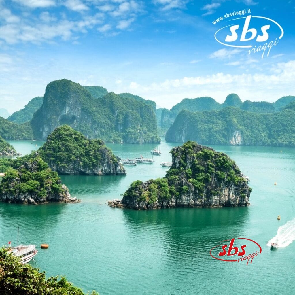 Godetevi la vista panoramica della baia del Vietnam con le sue isole calcaree verdi, le barche che galleggiano dolcemente sull'acqua e un cielo azzurro e limpido che creano un paradiso insolito.