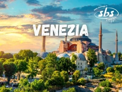 Lo skyline di una città al tramonto mette in mostra un grande edificio storico e minareti, il tutto sotto l'etichetta "Venezia" con il logo "sbs viaggi" nell'angolo, che allude a una bozza automatica che cattura la bellezza senza tempo.