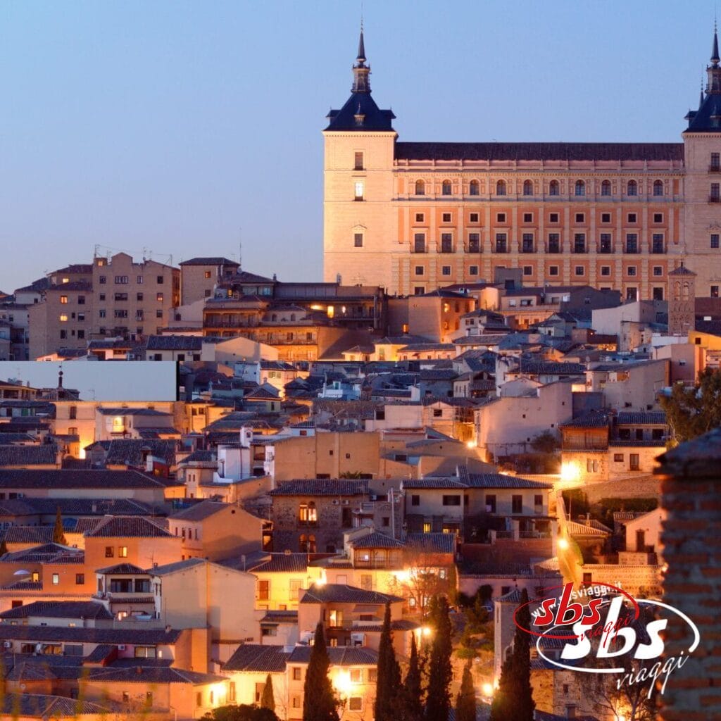 Vivi la meraviglia di una vista serale mozzafiato in questa città storica, dove un imponente edificio illuminato si erge tra tetti fitti, che ricordano la Spagna Medievale. Perfetto per il tuo prossimo tour.