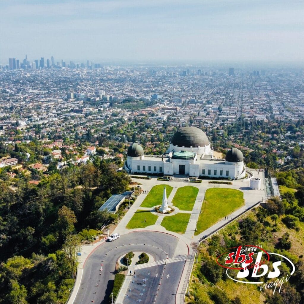 Vista aerea del Griffith Observatory di Los Angeles, con lo skyline della città visibile sullo sfondo nelle giornate limpide. Questo luogo iconico veglia su Los Angeles dal 1924, unendo storia e paesaggi mozzafiato.