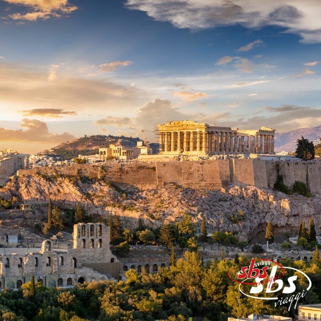 Vista dell'Acropoli di Atene con il Partenone e le rovine circostanti al tramonto, con il logo SBS Viaggi in primo piano: l'ispirazione perfetta per il tuo prossimo Tour Grecia o un'avventura in Mare nella Grecia Classica.