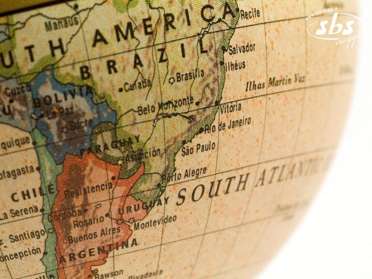 Primo piano di un globo che evidenzia il Sudamerica, con Brasile, Argentina, Uruguay e le regioni circostanti chiaramente visibili, insieme ai nomi dei paesi e delle città.