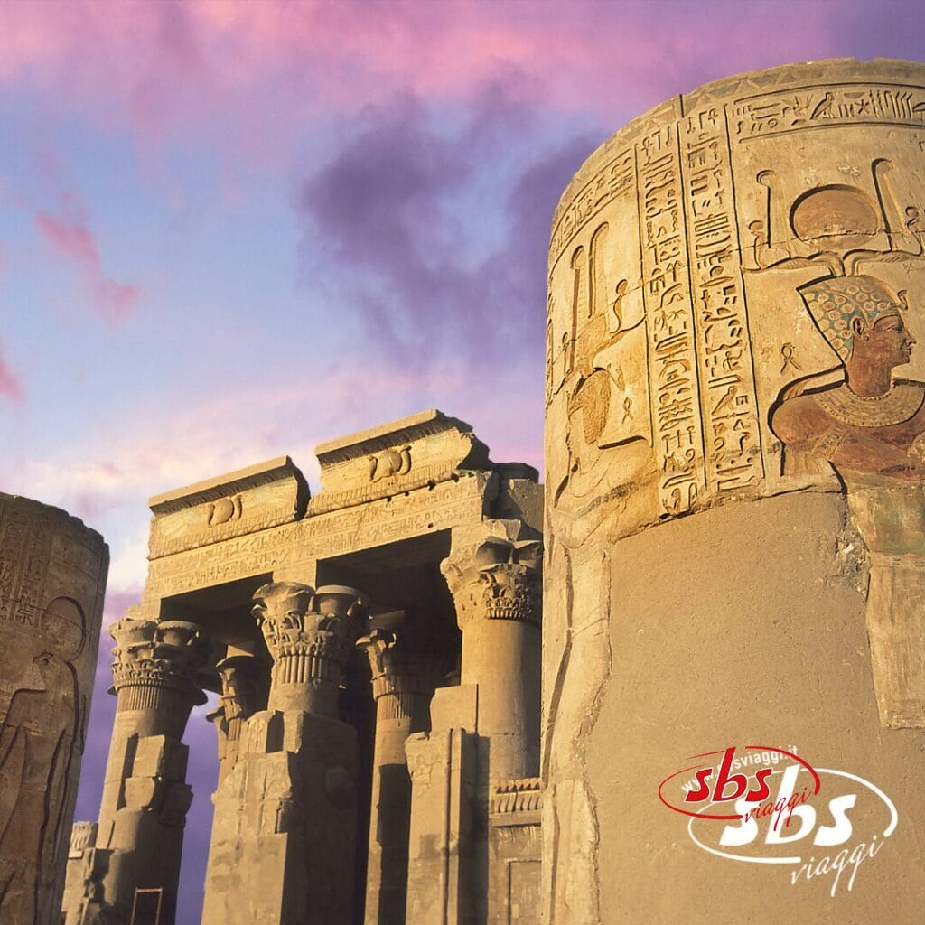 Rovine di un antico tempio egizio con colonne e incisioni al tramonto, sotto un cielo viola e arancione lungo il Nilo, che ricorda la grandiosità di Abu Simbel.
