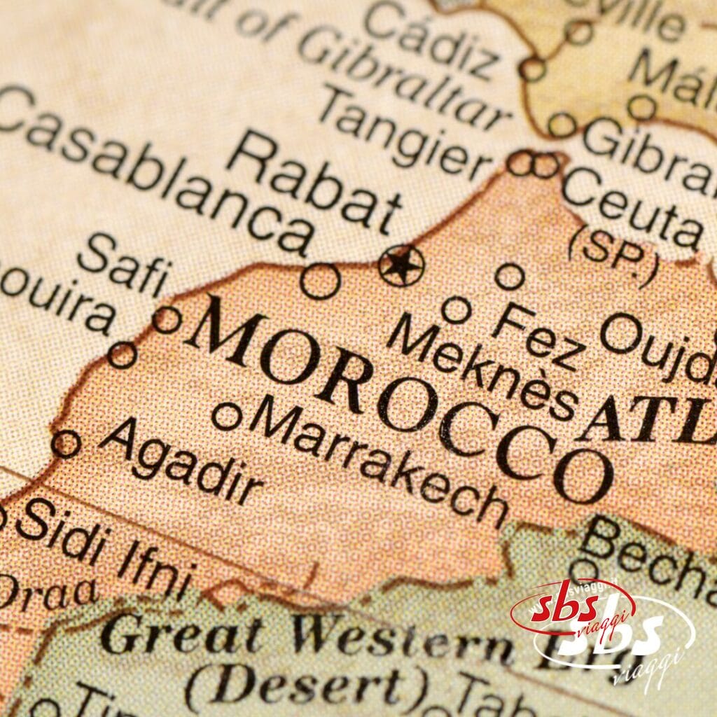 Il primo piano di una mappa che evidenzia il Marocco e le città vicine, con il logo 