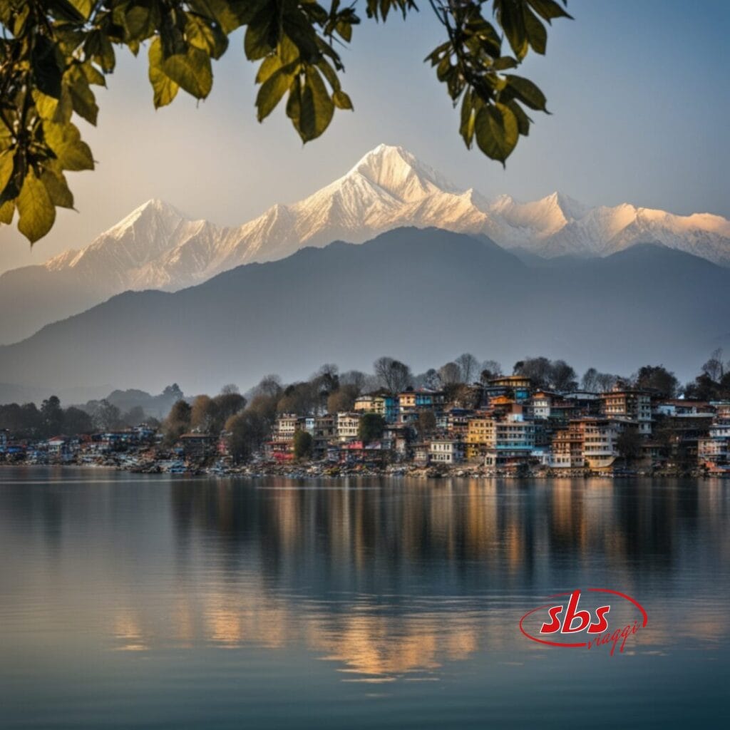 Montagne innevate si ergono sopra una cittadina lacustre in Nepal, con edifici colorati, acque calme e rami di alberi che incorniciano la parte superiore dell'immagine: uno scenario invitante per qualsiasi tour.