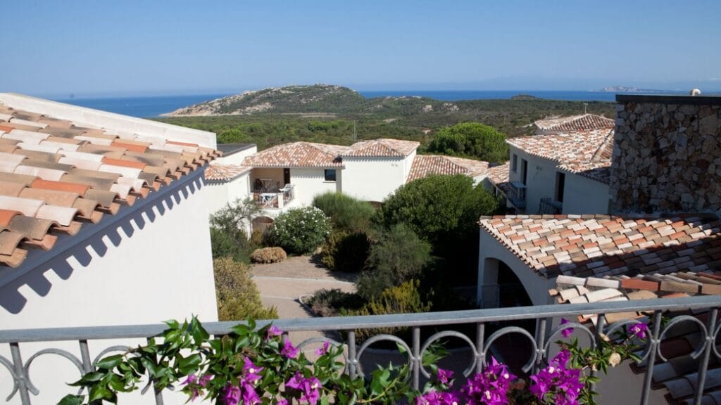 Ville in stile mediterraneo con tetti in tegole, mare e colline sullo sfondo, fiori sulla ringhiera del balcone: ecco l'atmosfera tipica di Bozza automatica.