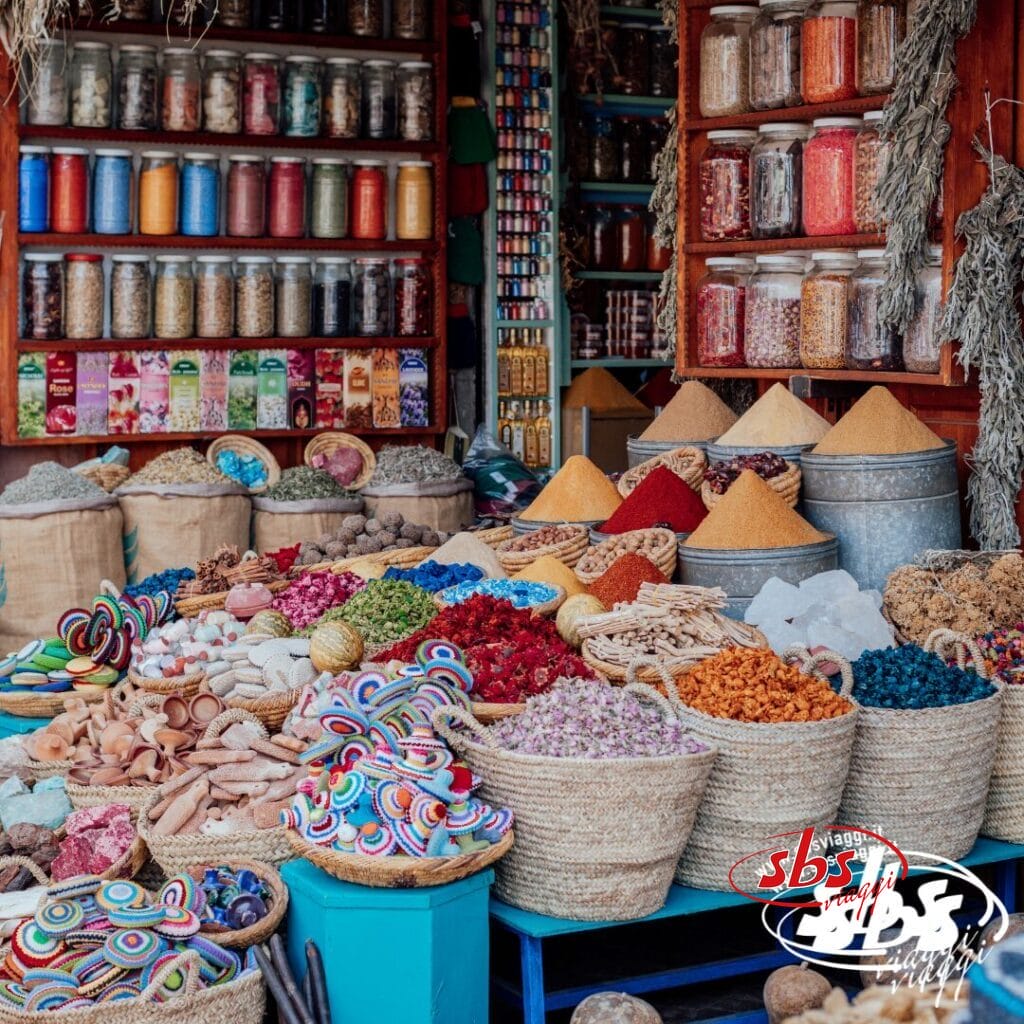 Una colorata bancarella del mercato espone cesti di spezie, erbe e barattoli, offrendo una vasta gamma di prodotti marocchini e creando un'atmosfera vivace e vivace.