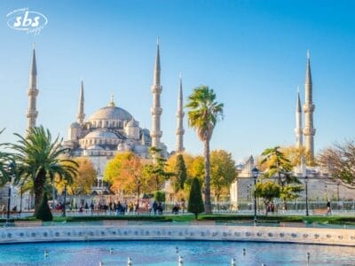La Moschea Blu di Istanbul, in Turchia, con sei minareti, palme e una fontana in primo piano sotto un cielo azzurro e limpido, è una tappa obbligata di ogni viaggio nel Tour Istanbulissima.