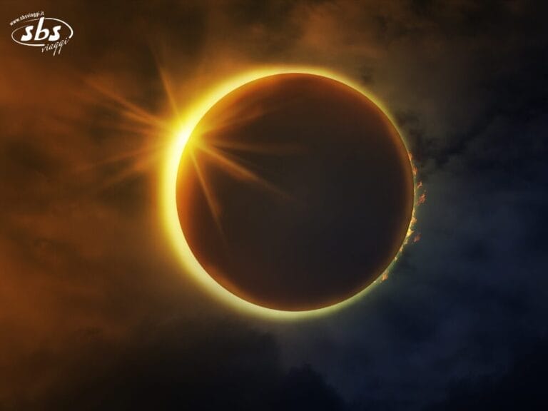 Un'eclissi solare, o Eclissi Totale di Sole, con una corona solare brillante e brillamenti visibili sul bordo della luna durante un Viaggio Astronomico Islanda.