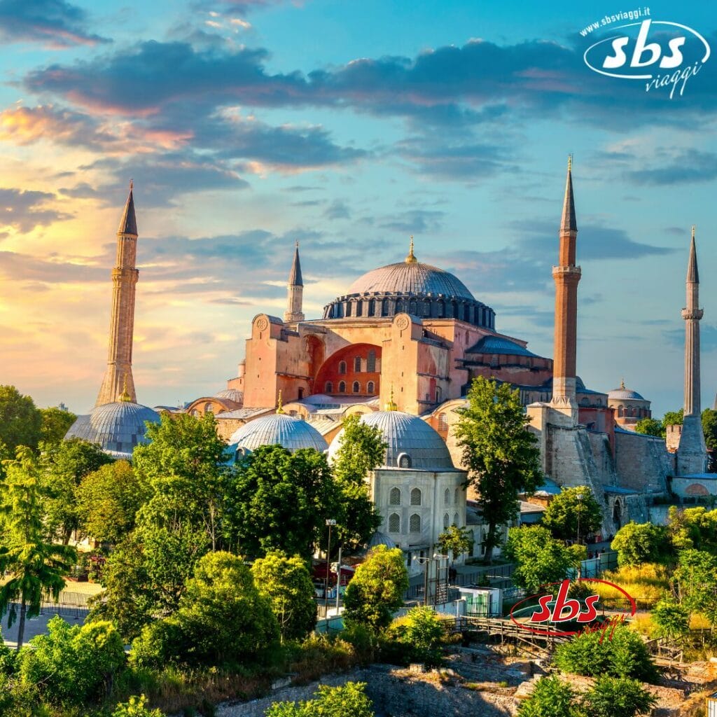 La moschea di Santa Sofia a Istanbul con i minareti, gli alberi e il cielo colorato del tramonto: una vista iconica da includere nel vostro Tour della Turchia, in partenza da Bari con Turchia Speciale.