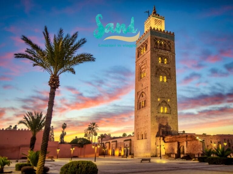 La Moschea della Koutoubia a Marrakech al tramonto con palme e cielo colorato sullo sfondo, immortalata in una splendida bozza automatica.